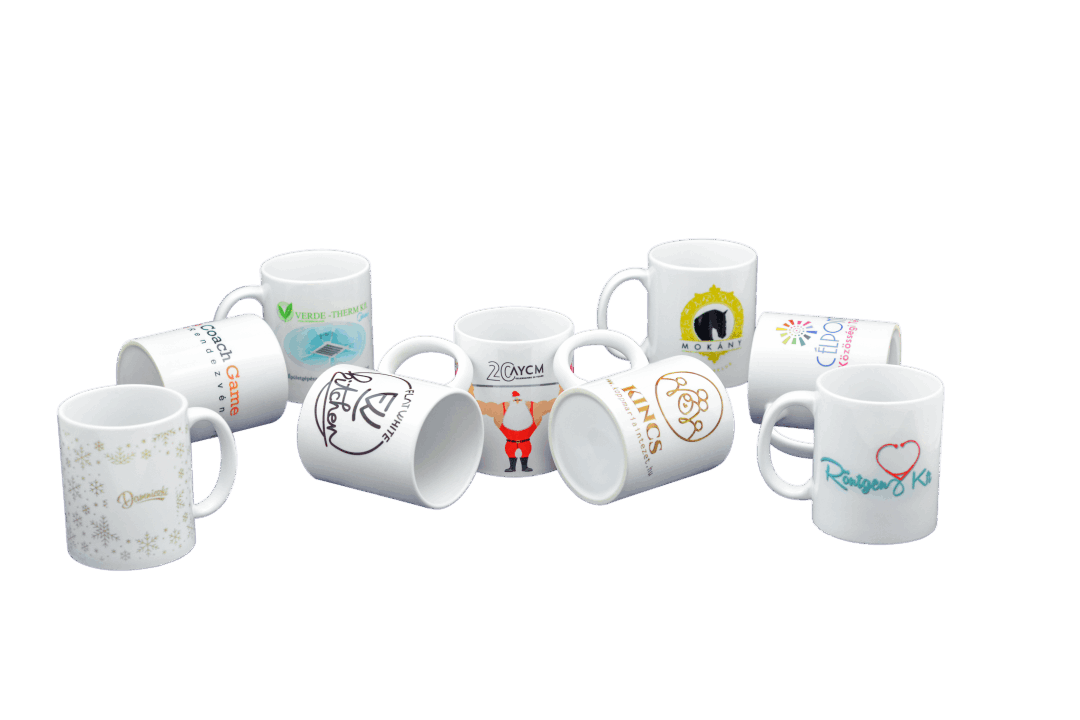 Egyedi logózott bögre fehér háttéren